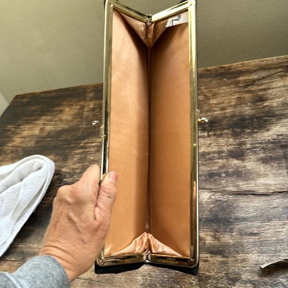 Vintage black kisslock clutch purse lined by HL USA - Picture 10 of 10